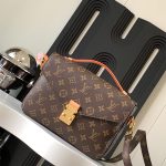 louis-vuitton-pochette-metis–M44875_PM1_Worn_view