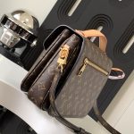 louis-vuitton-pochette-metis–M44875_PM1_Worn_view