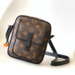 louis-vuitton-christopher-wearable-wallet–M69404_PM2_Front_view