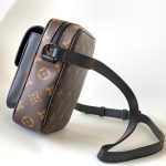 louis-vuitton-christopher-wearable-wallet–M69404_PM2_Front_view