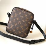 louis-vuitton-christopher-wearable-wallet–M69404_PM2_Front_view