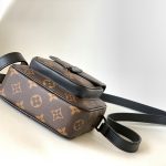 louis-vuitton-christopher-wearable-wallet–M69404_PM2_Front_view