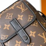 louis-vuitton-christopher-wearable-wallet–M69404_PM2_Front_view