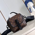 louis-vuitton-quest-messenger–M46973_PM2_Front_view