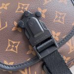 louis-vuitton-quest-messenger–M46973_PM2_Front_view