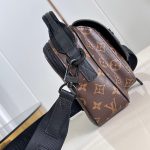 louis-vuitton-quest-messenger–M46973_PM2_Front_view