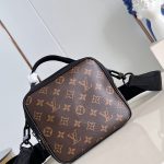 louis-vuitton-quest-messenger–M46973_PM2_Front_view