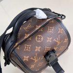 louis-vuitton-quest-messenger–M46973_PM2_Front_view