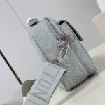 louis-vuitton-s-lock-messenger–M23152_PM2_Front_view