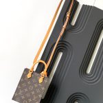 louis-vuitton-petit-sac-plat-bag-monogram-canvas-wallets-and-small-leather-goods–M81295_PM2_Front_view