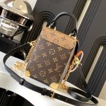 louis-vuitton-camera-box–M82465_PM1_Cropped_worn_view