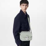 louis-vuitton-s-lock-messenger–M23152_PM2_Front_view